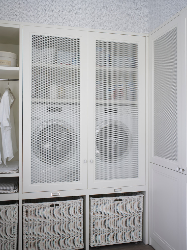Inspiration för en mellanstor nordisk linjär liten tvättstuga, med vita skåp och en tvättmaskin och torktumlare bredvid varandra