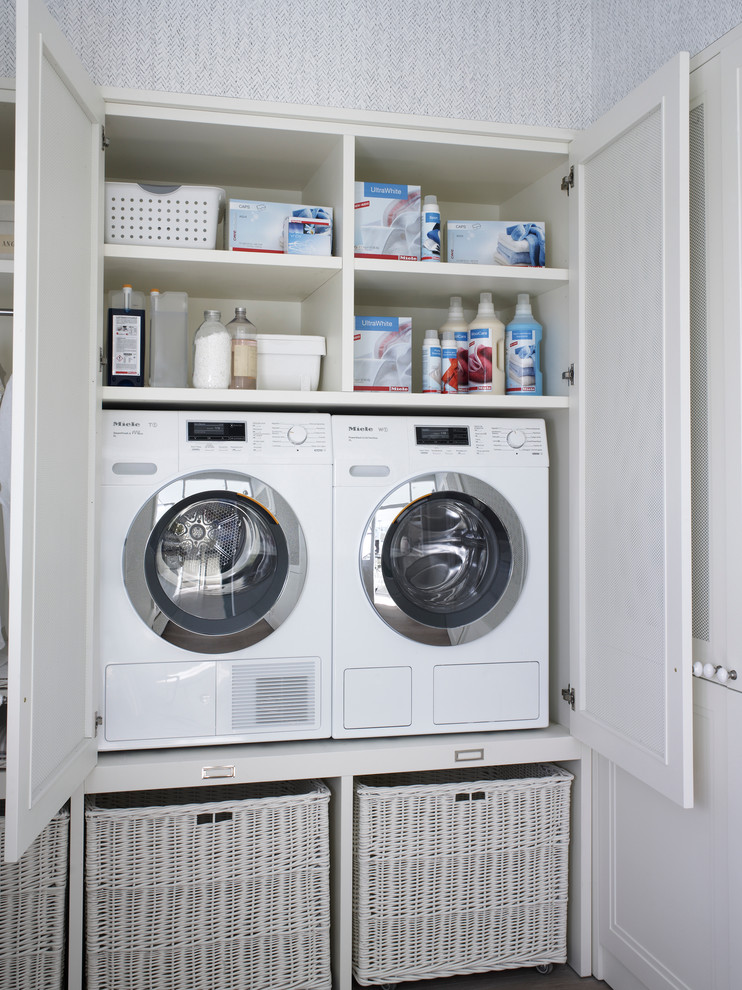 Idéer för mellanstora nordiska linjära små tvättstugor, med vita skåp och en tvättmaskin och torktumlare bredvid varandra