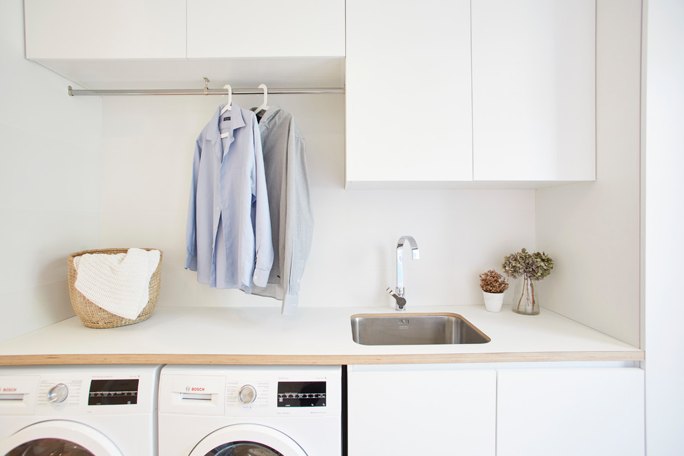 Example of a minimalist laundry room design in Barcelona