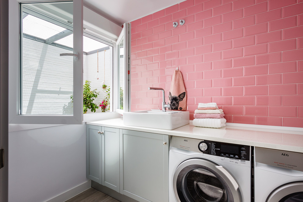 Idéer för att renovera en mellanstor funkis linjär tvättstuga enbart för tvätt, med en enkel diskho, grå skåp, vita väggar, klinkergolv i keramik, en tvättmaskin och torktumlare bredvid varandra, grått golv och skåp i shakerstil