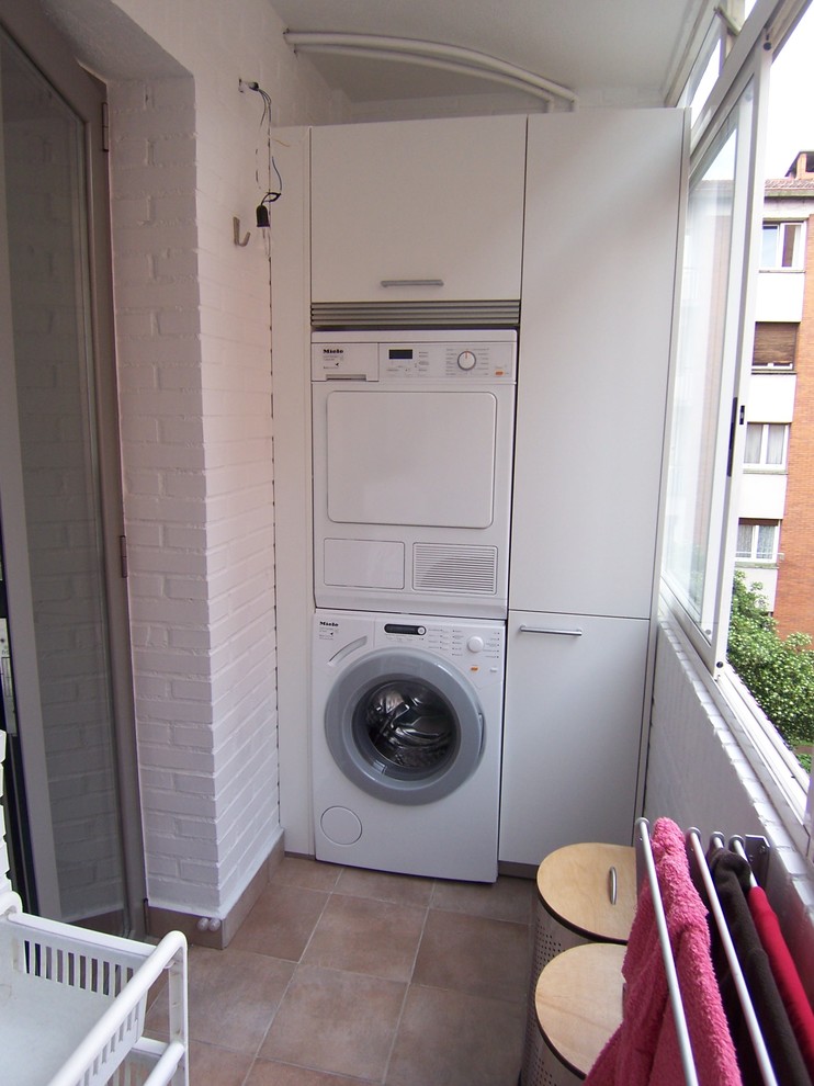 Minimalist laundry room photo in Bilbao