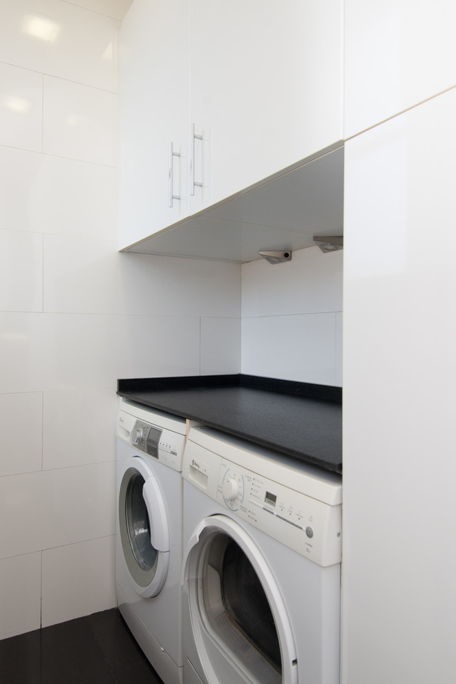 Immagine di una piccola lavanderia minimalista con lavello sottopiano e pavimento con piastrelle in ceramica