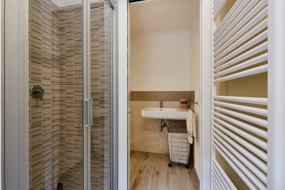 Foto di una piccola lavanderia multiuso minimal con lavello a vasca singola, pareti bianche, pavimento in gres porcellanato, lavatrice e asciugatrice affiancate e pavimento beige