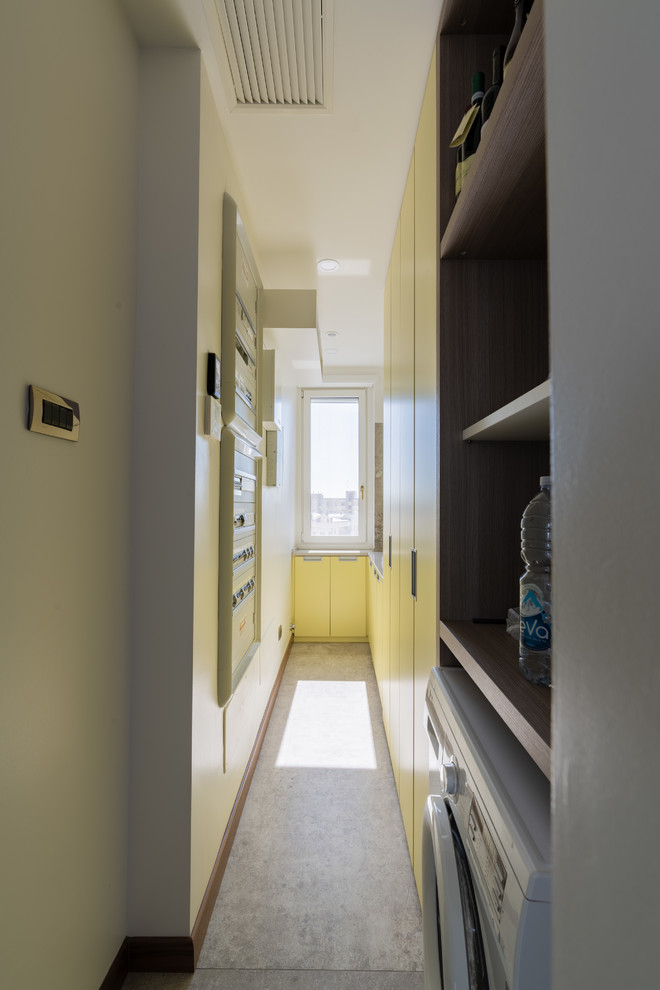 Idee per una piccola sala lavanderia design con lavello da incasso, ante lisce, ante gialle, top in quarzite, pareti bianche, pavimento in gres porcellanato, lavatrice e asciugatrice a colonna, pavimento grigio e top giallo