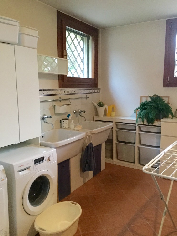 Minimalist laundry room photo in Other