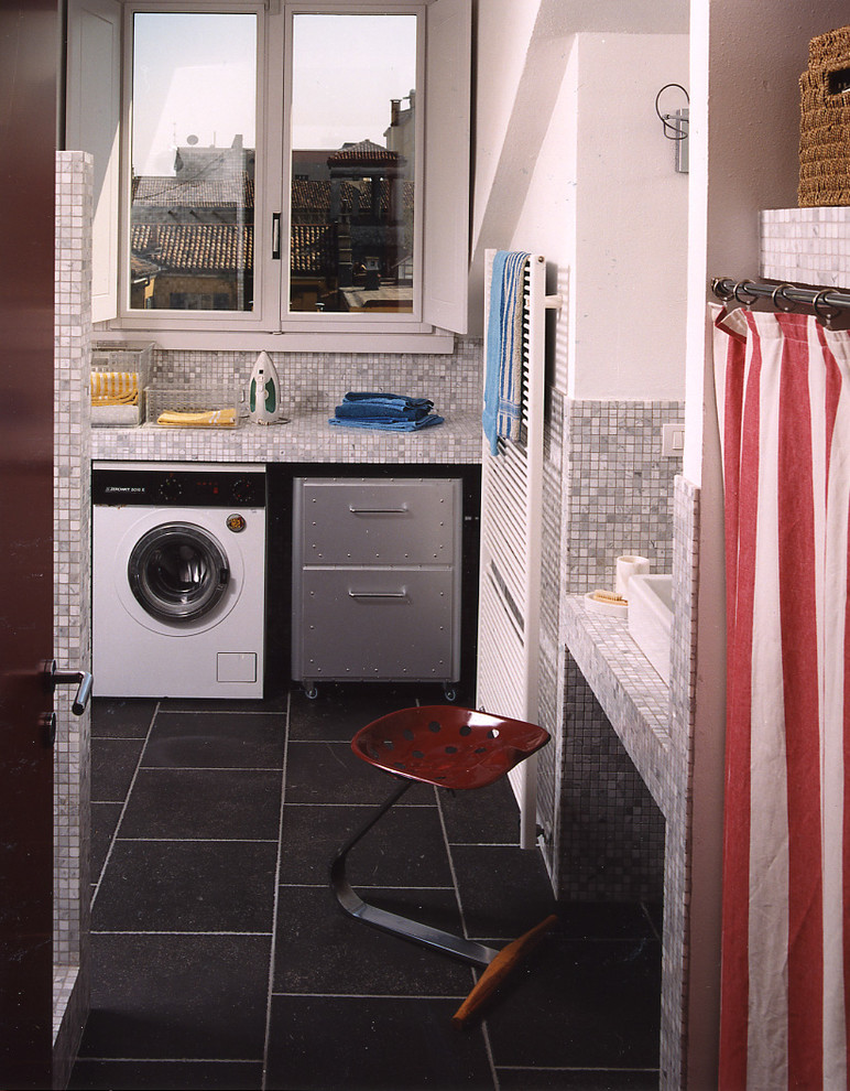 Idee per una sala lavanderia country di medie dimensioni con nessun'anta, pareti bianche, pavimento con piastrelle in ceramica e pavimento nero