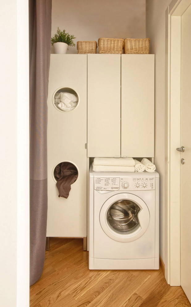 Example of a minimalist laundry room design in Rome