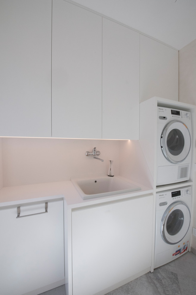 Minimalist laundry room photo in Rome