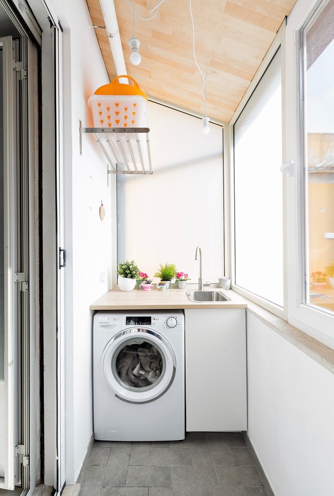 Immagine di una piccola lavanderia design con top in legno, pavimento grigio, lavello da incasso, pareti bianche e top beige
