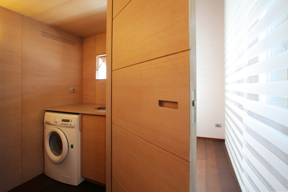 This is an example of a contemporary utility room in Milan.