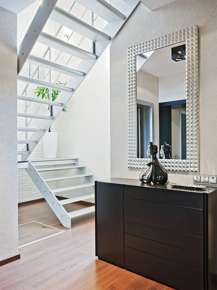 На фото: п-образная лестница в современном стиле с металлическими ступенями с