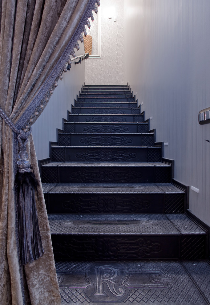 Стильный дизайн: угловая металлическая лестница в стиле фьюжн с металлическими ступенями - последний тренд