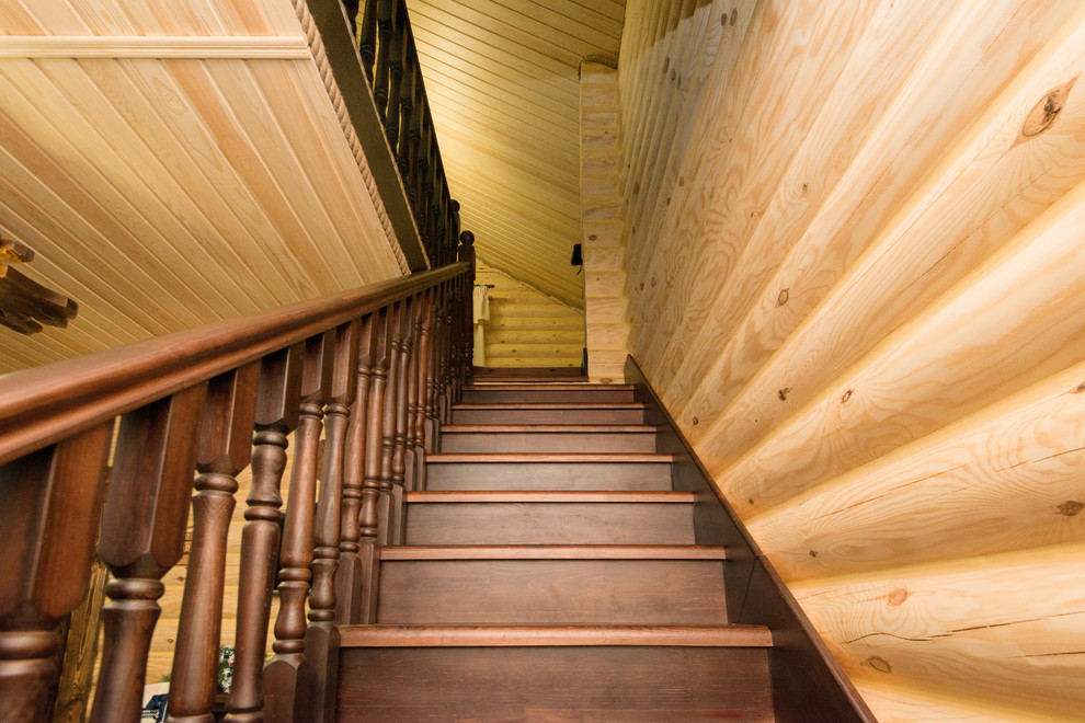 Источник вдохновения для домашнего уюта: маленькая прямая деревянная лестница с деревянными ступенями и деревянными перилами для на участке и в саду