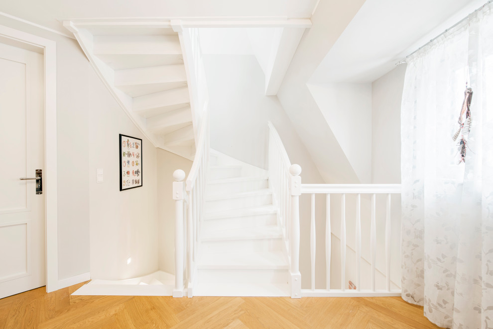Стильный дизайн: лестница в стиле неоклассика (современная классика) с деревянными перилами - последний тренд