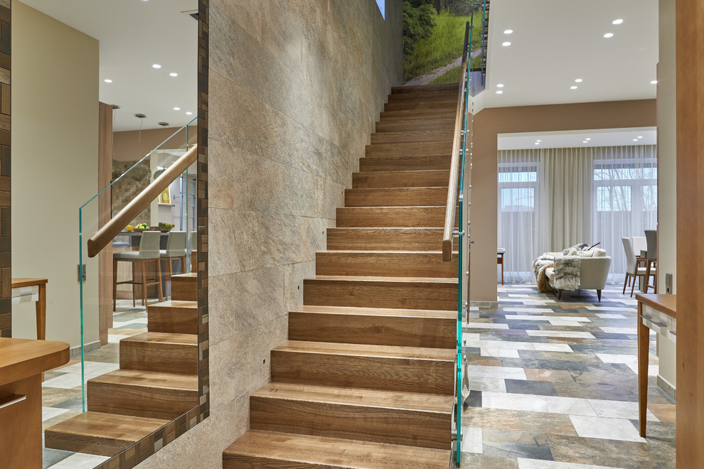 Пример оригинального дизайна: лестница в современном стиле с перилами из смешанных материалов