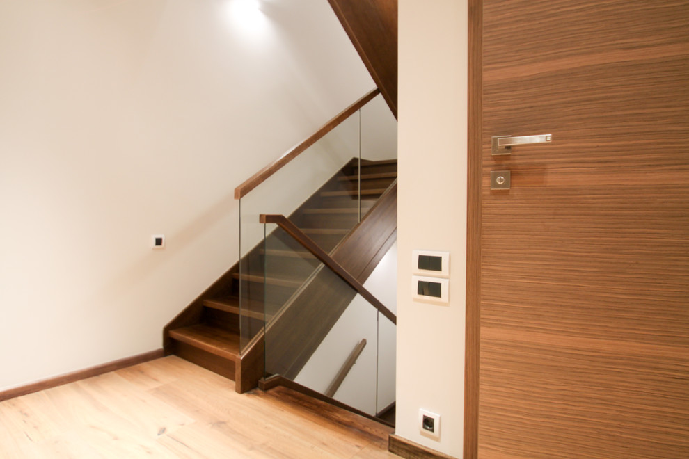 Идея дизайна: п-образная лестница среднего размера в современном стиле с крашенными деревянными ступенями и крашенными деревянными подступенками