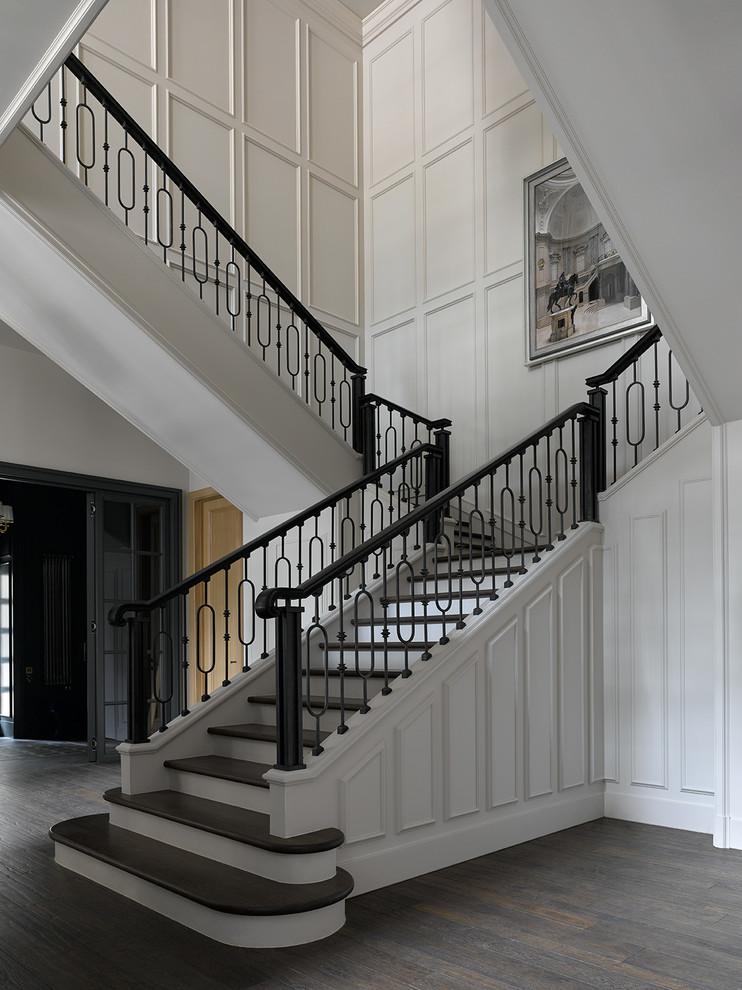 Пример оригинального дизайна: большая п-образная лестница в классическом стиле