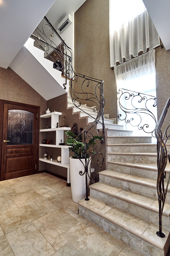 На фото: изогнутая лестница в классическом стиле