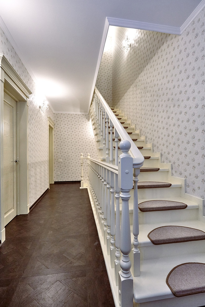На фото: п-образная лестница в классическом стиле