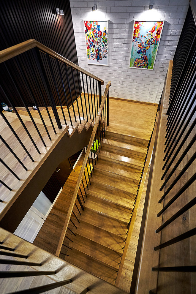 Стильный дизайн: п-образная деревянная лестница с деревянными ступенями - последний тренд