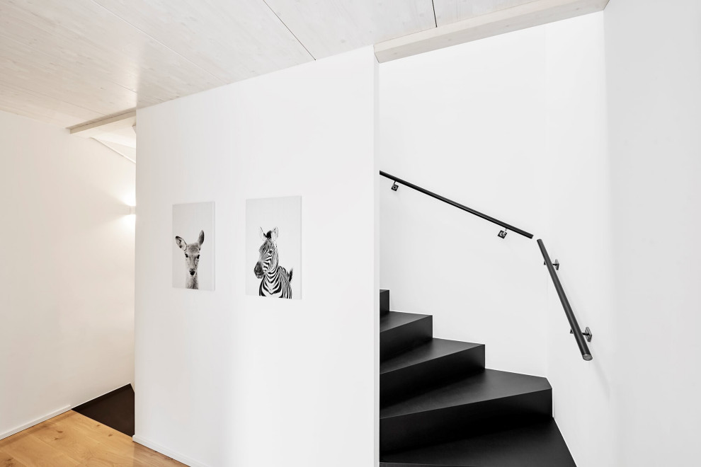 Diseño de escalera escandinava con barandilla de metal