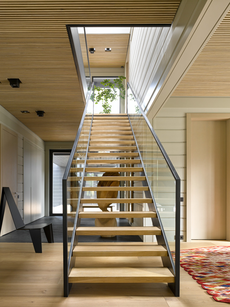 Modelo de escalera recta contemporánea sin contrahuella con escalones de madera y barandilla de varios materiales