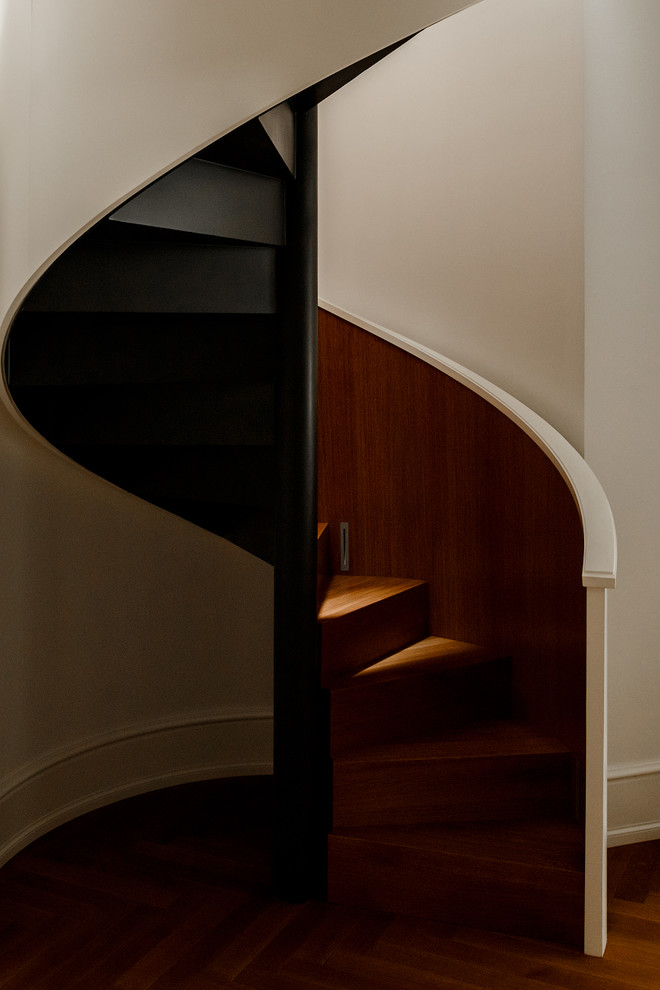 Свежая идея для дизайна: винтовая деревянная лестница в современном стиле с деревянными ступенями и деревянными перилами - отличное фото интерьера