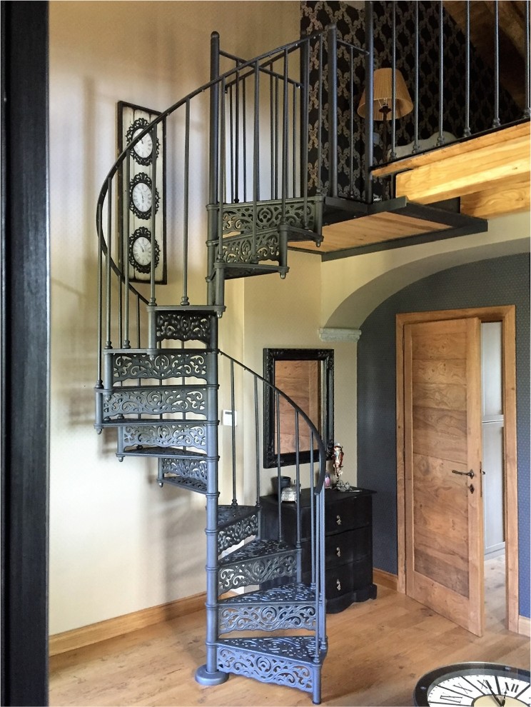 Пример оригинального дизайна: маленькая винтовая металлическая лестница в стиле неоклассика (современная классика) с металлическими ступенями и металлическими перилами для на участке и в саду