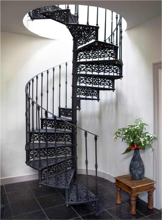 На фото: маленькая винтовая металлическая лестница в стиле неоклассика (современная классика) с металлическими ступенями и металлическими перилами для на участке и в саду с