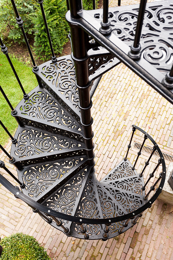 Стильный дизайн: маленькая винтовая металлическая лестница в стиле неоклассика (современная классика) с металлическими ступенями и металлическими перилами для на участке и в саду - последний тренд
