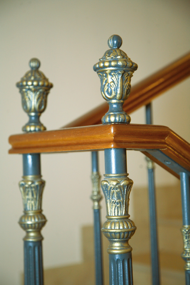 Источник вдохновения для домашнего уюта: большая п-образная лестница в средиземноморском стиле с мраморными ступенями, подступенками из мрамора и деревянными перилами
