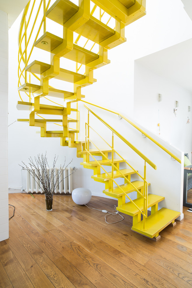 Идея дизайна: большая изогнутая лестница в современном стиле с крашенными деревянными ступенями без подступенок