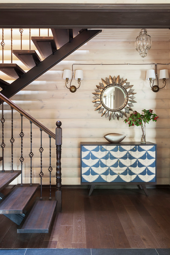 Ejemplo de escalera en U clásica renovada de tamaño medio sin contrahuella con escalones de madera pintada y barandilla de madera