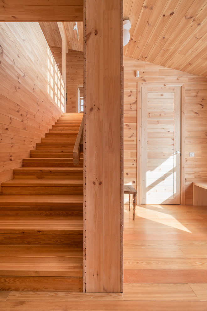 Пример оригинального дизайна: большая прямая деревянная лестница в стиле кантри с деревянными ступенями и деревянными перилами