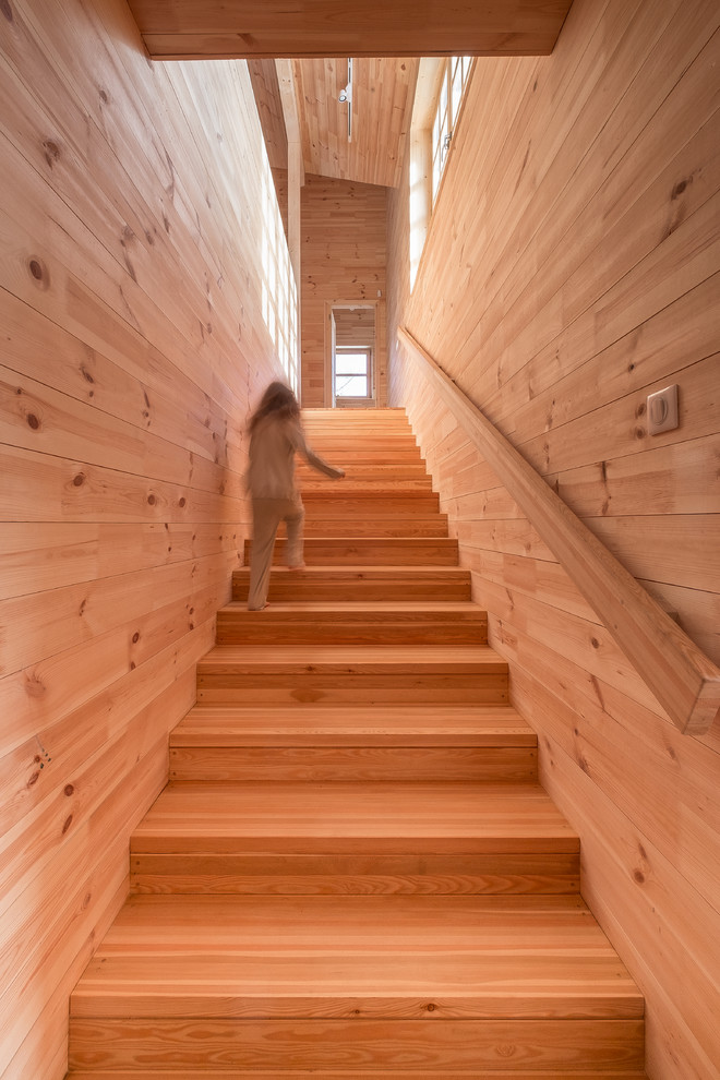 Пример оригинального дизайна: большая прямая деревянная лестница в стиле кантри с деревянными ступенями и деревянными перилами