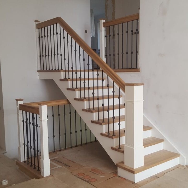 Diseño de escalera recta clásica pequeña con escalones de madera, contrahuellas de madera y barandilla de metal