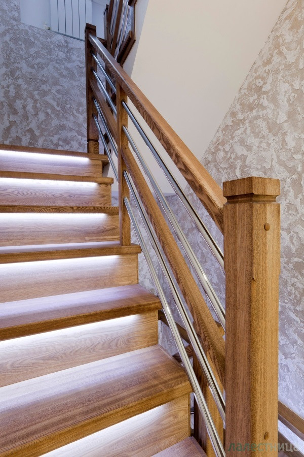 Стильный дизайн: п-образная лестница среднего размера в классическом стиле с крашенными деревянными ступенями, крашенными деревянными подступенками, деревянными перилами и обоями на стенах - последний тренд