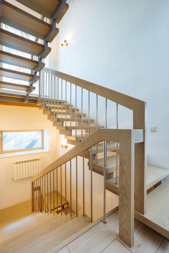 Modelo de escalera en U actual de tamaño medio con escalones de madera y barandilla de varios materiales