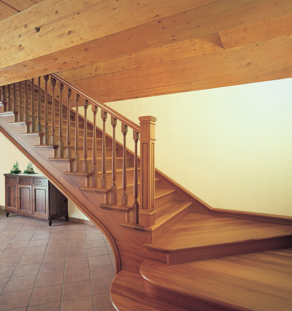 На фото: большая прямая деревянная лестница в стиле рустика с деревянными ступенями и деревянными перилами с