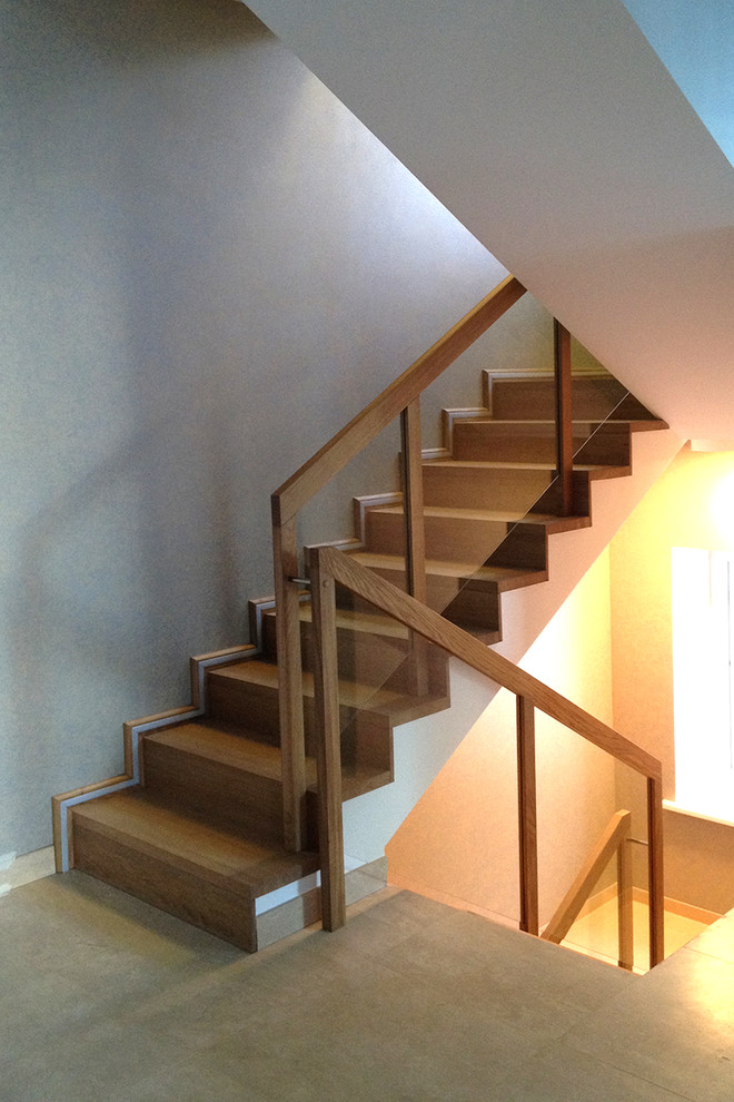 На фото: прямая деревянная лестница среднего размера в стиле рустика с деревянными ступенями и деревянными перилами с