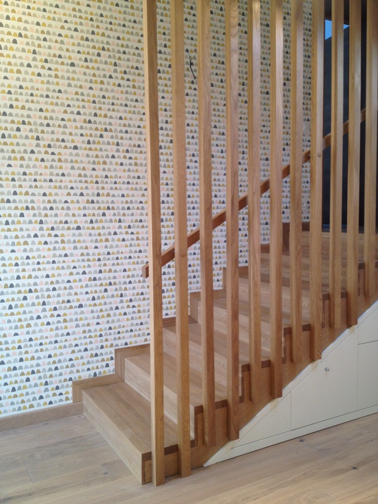 Идея дизайна: прямая деревянная лестница среднего размера в стиле рустика с деревянными ступенями и деревянными перилами