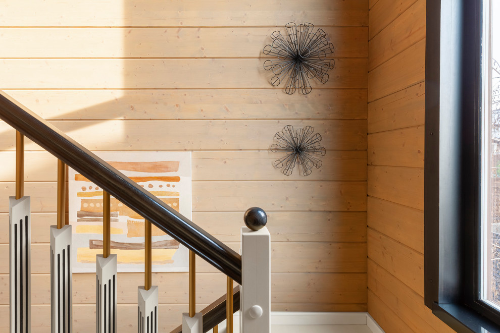 На фото: п-образная лестница в стиле кантри с деревянными ступенями, деревянными перилами и деревянными стенами с