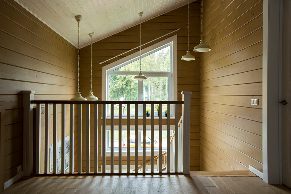 На фото: изогнутая лестница в стиле кантри с деревянными ступенями без подступенок с