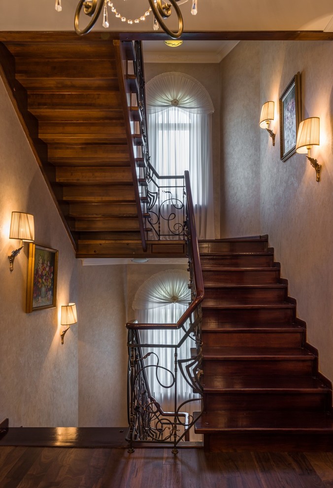 Источник вдохновения для домашнего уюта: большая п-образная деревянная лестница в классическом стиле с деревянными ступенями