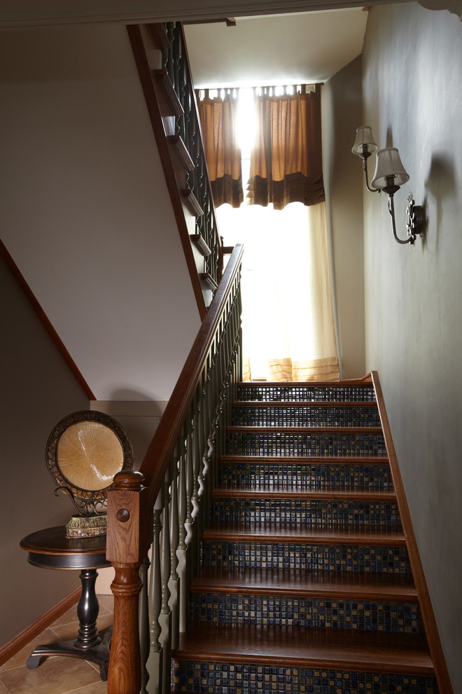 Diseño de escalera clásica con contrahuellas con baldosas y/o azulejos y escalones de madera