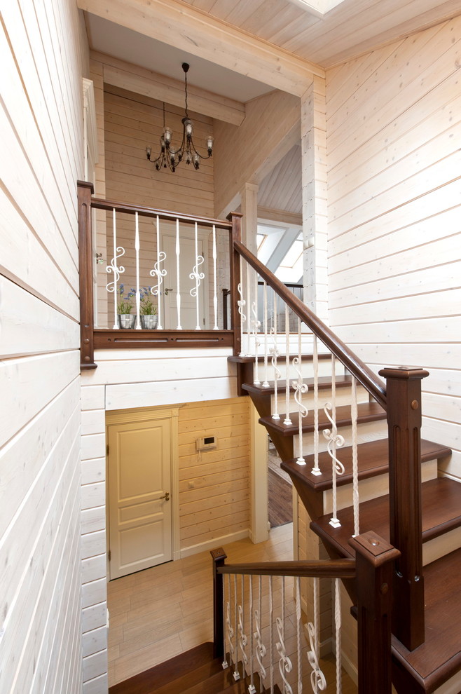 Идея дизайна: п-образная лестница среднего размера в стиле кантри с крашенными деревянными подступенками и деревянными ступенями