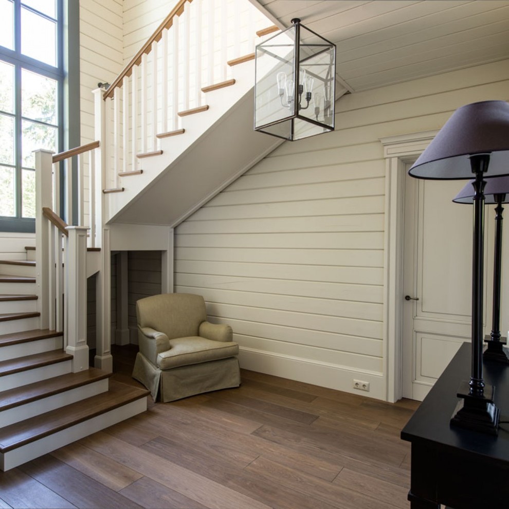Idée de décoration pour un escalier peint courbe tradition avec des marches en bois et éclairage.