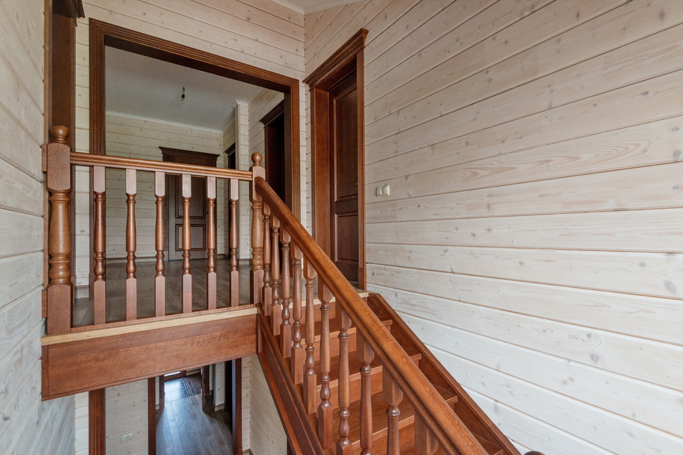 На фото: п-образная лестница среднего размера в стиле кантри с крашенными деревянными ступенями и крашенными деревянными подступенками