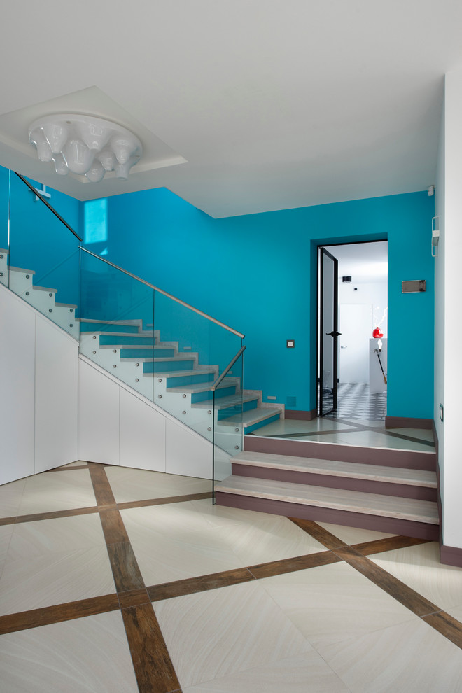 Idée de décoration pour un escalier design en U avec palier.