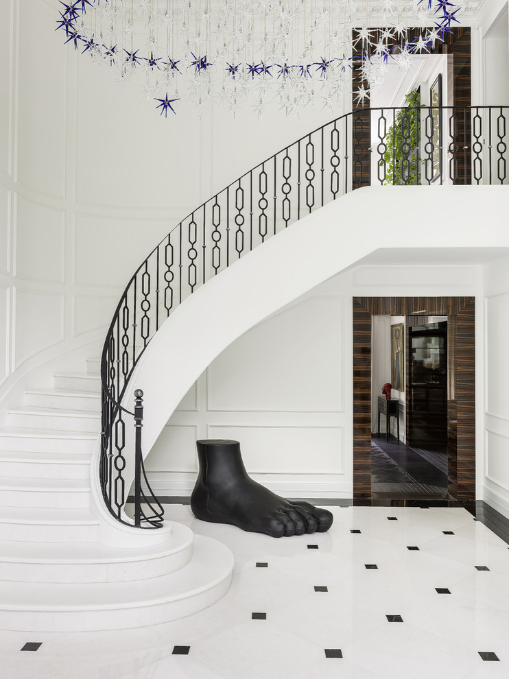 Свежая идея для дизайна: изогнутая лестница в стиле неоклассика (современная классика) с крашенными деревянными ступенями и крашенными деревянными подступенками - отличное фото интерьера
